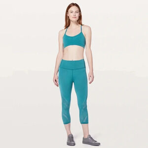 Lululemon Reveal Crop Interconnect *18"
Pacific Teal size 10